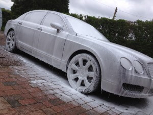 Bentley Flying Spurに雪の泡