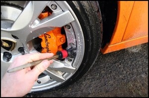 Lamborghini Gallardo Wheel Cleaning - Bil Detaljering Surrey - Bil Valeting Guidford – Alt Som Skinner